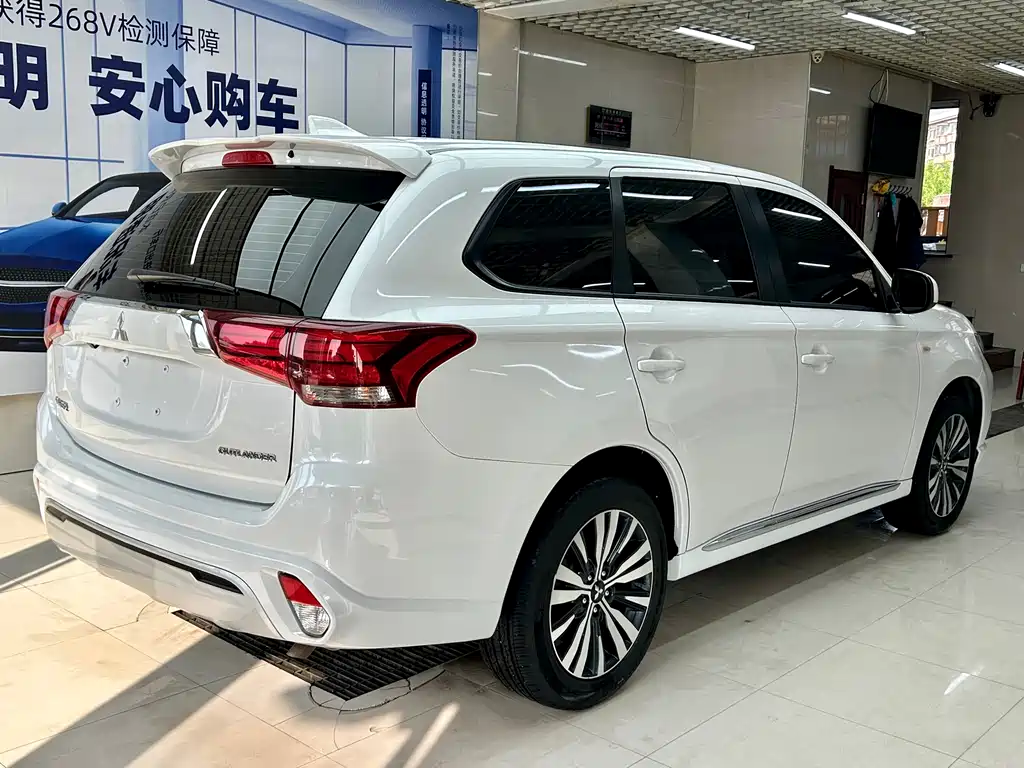 Mitsubishi Outlander 2022 — фото 4