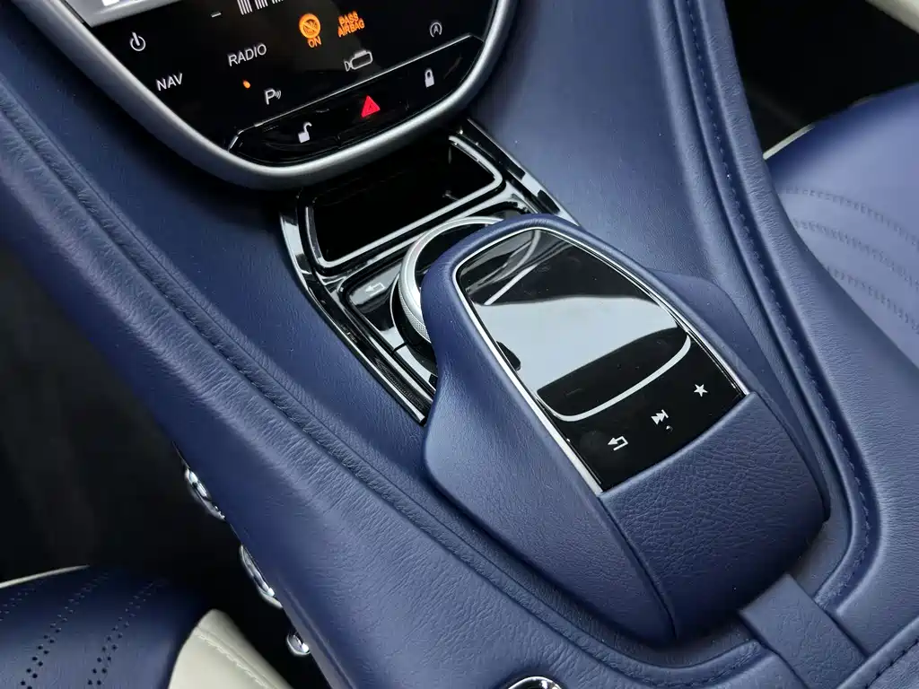Aston Martin DB11 2020 — фото 17