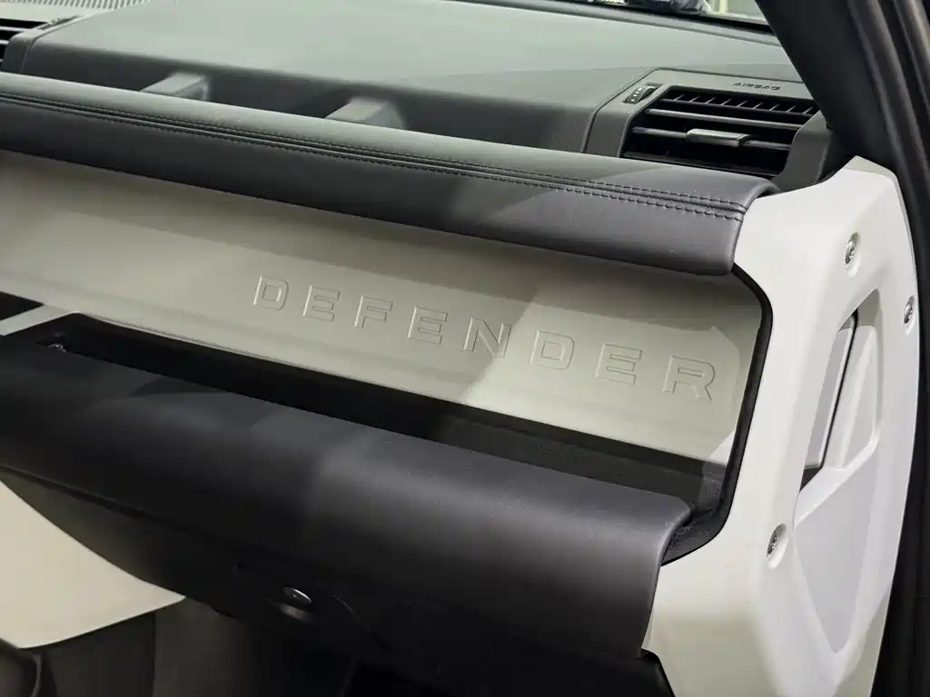 Land Rover Defender 2023 — фото 17