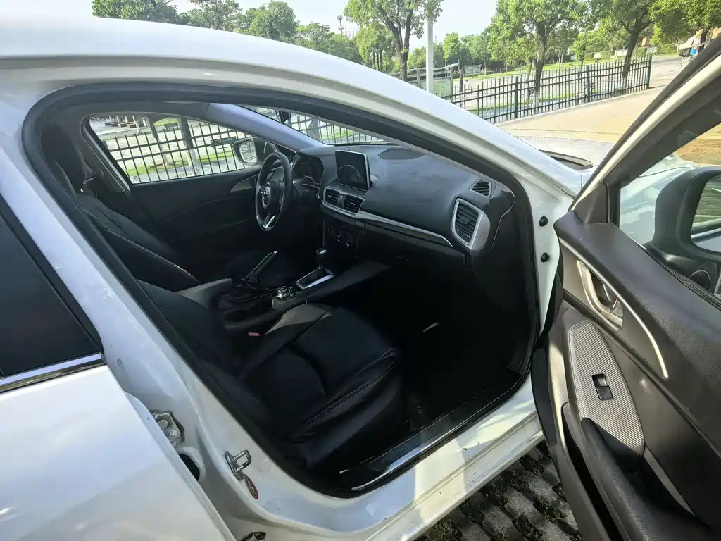 Mazda 3 Axela 2019 — фото 12