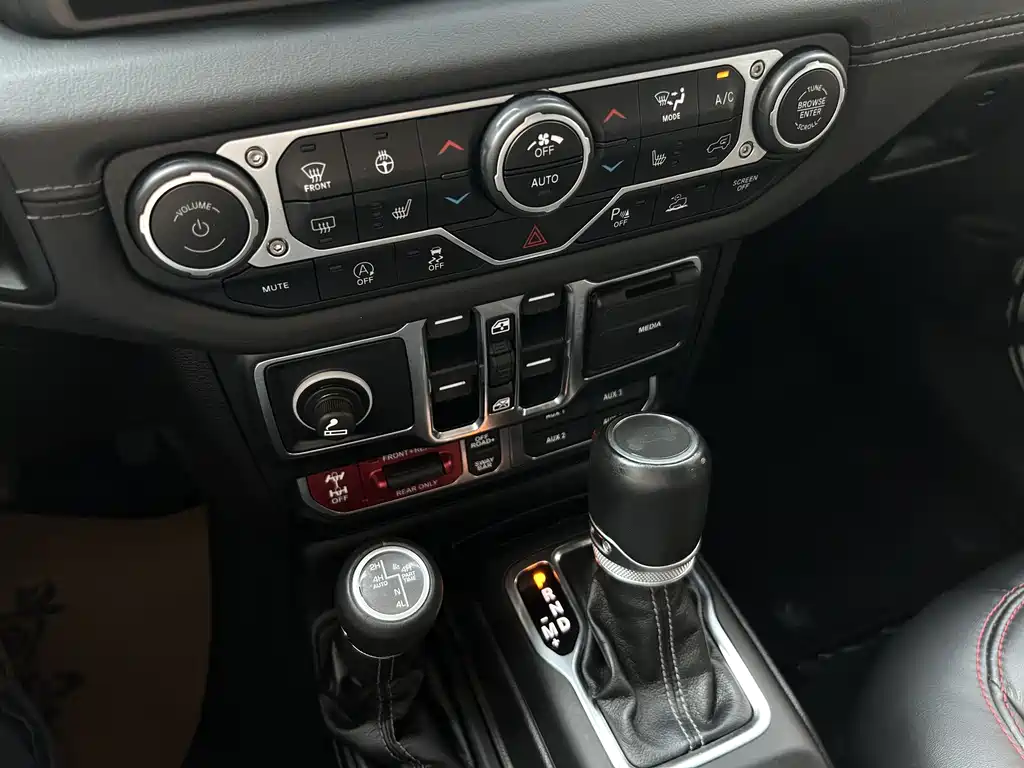 Jeep Wrangler 2023 — фото 10