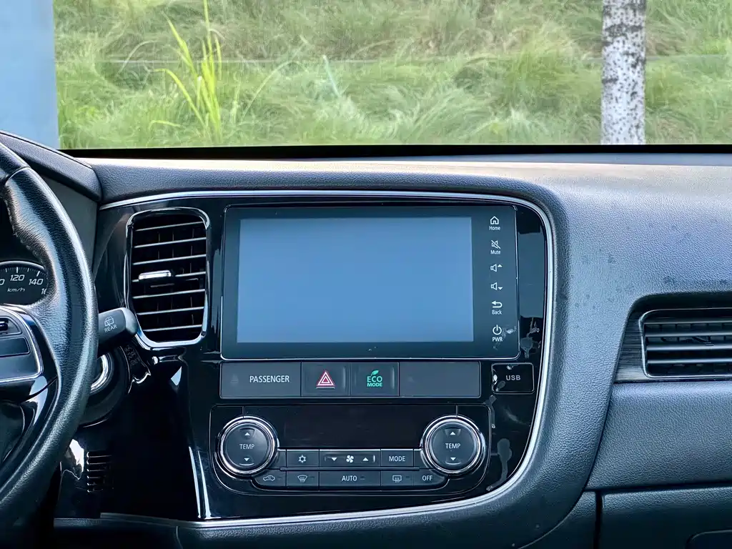 Mitsubishi Outlander 2018 — фото 32