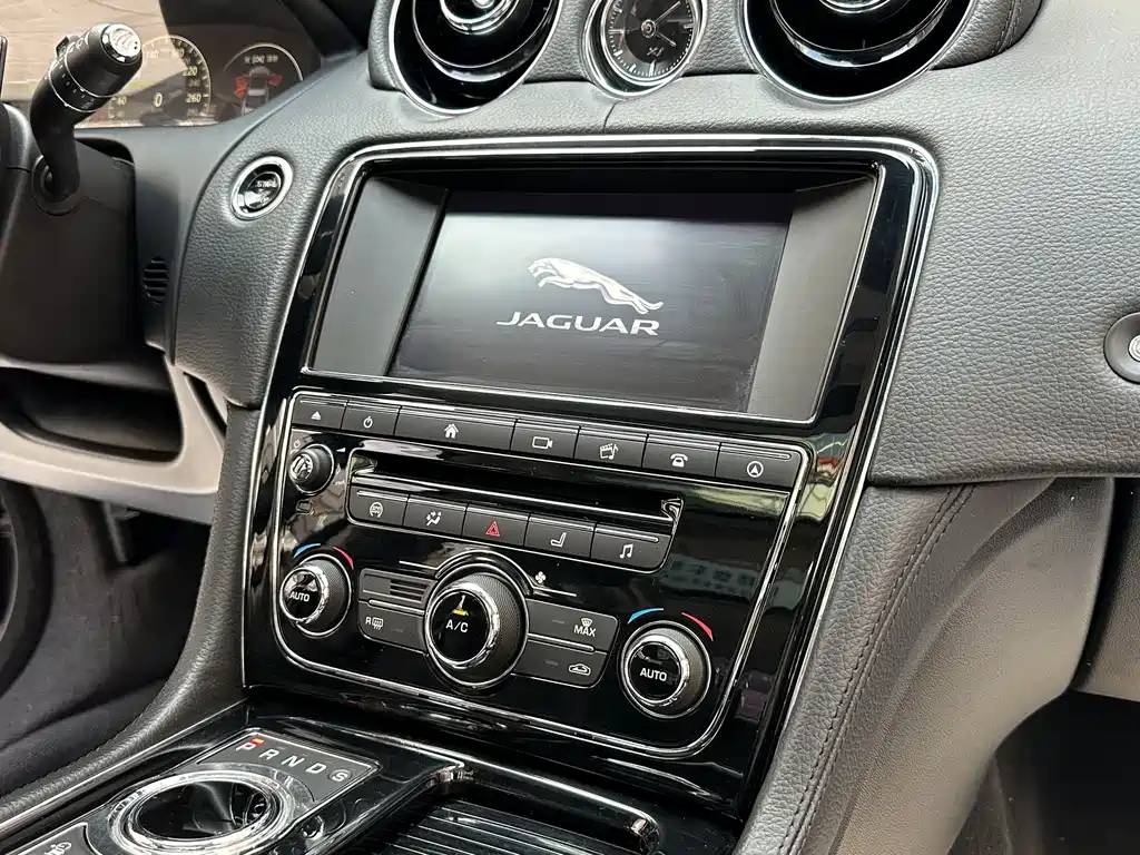 Jaguar XJ 2018 — фото 12