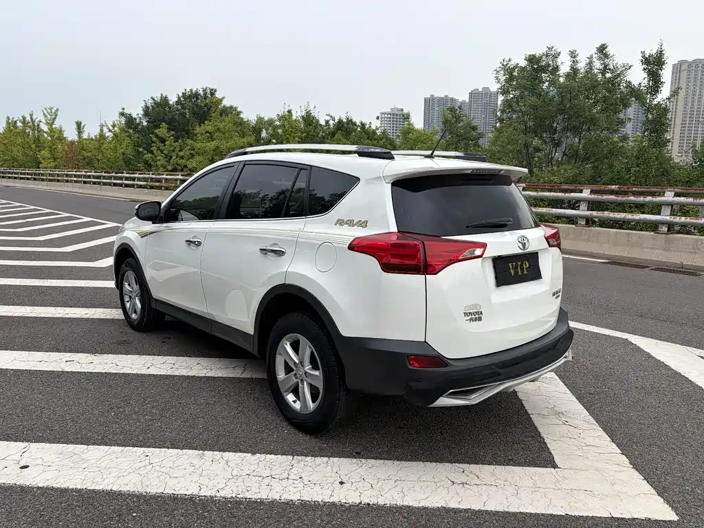 Toyota RAV4 2015 — фото 8