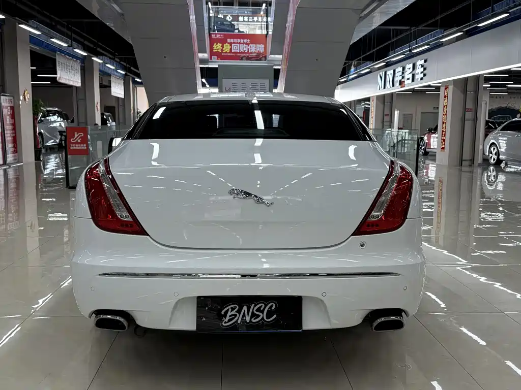 Jaguar XJ 2015 — фото 17