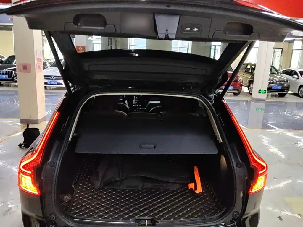 Volvo XC60 2019 — фото 19