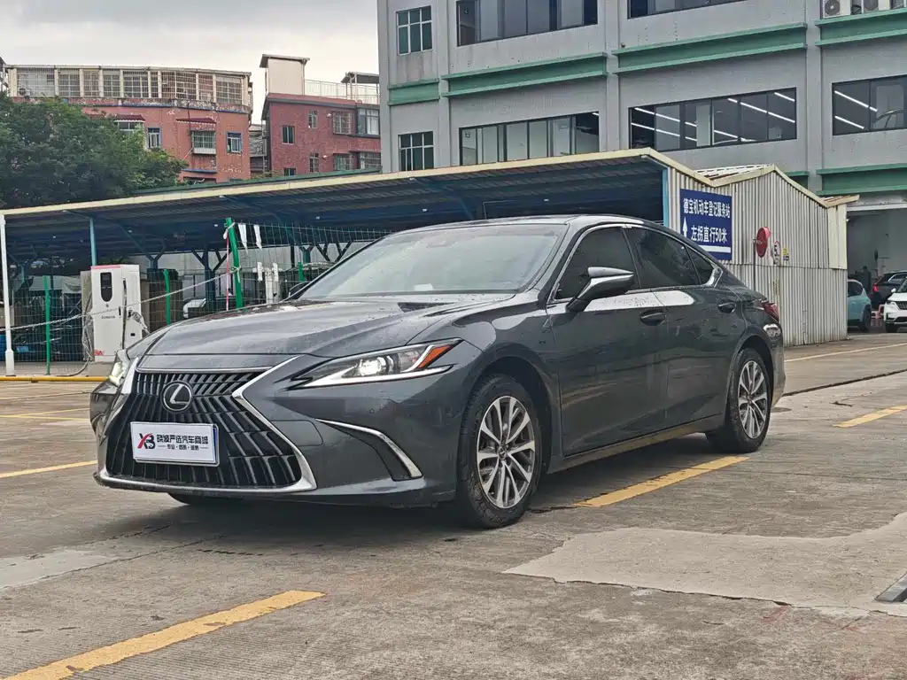 Lexus ES 2022