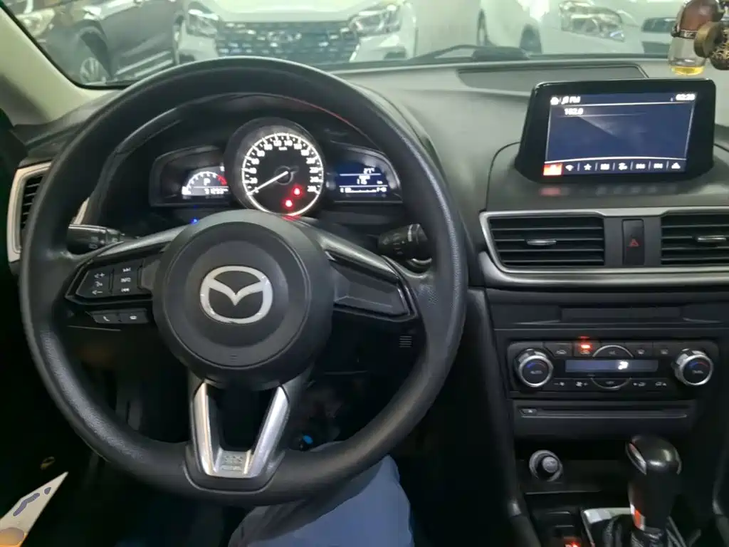 Mazda 3 Axela 2018 — фото 10