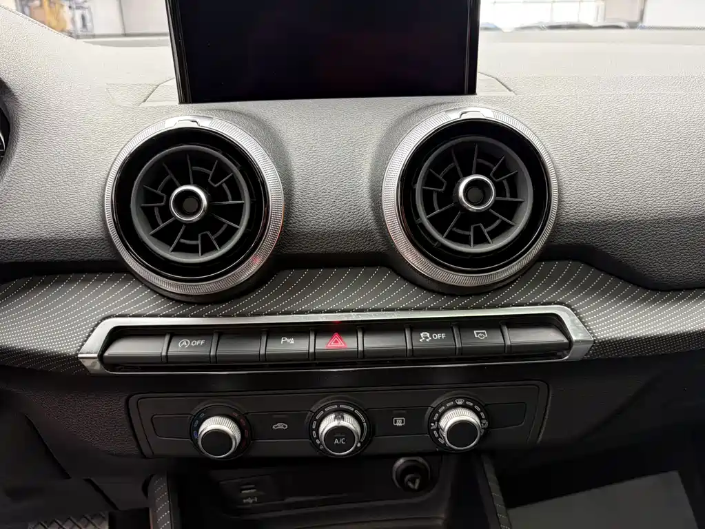 Audi Q2L 2022 — фото 12