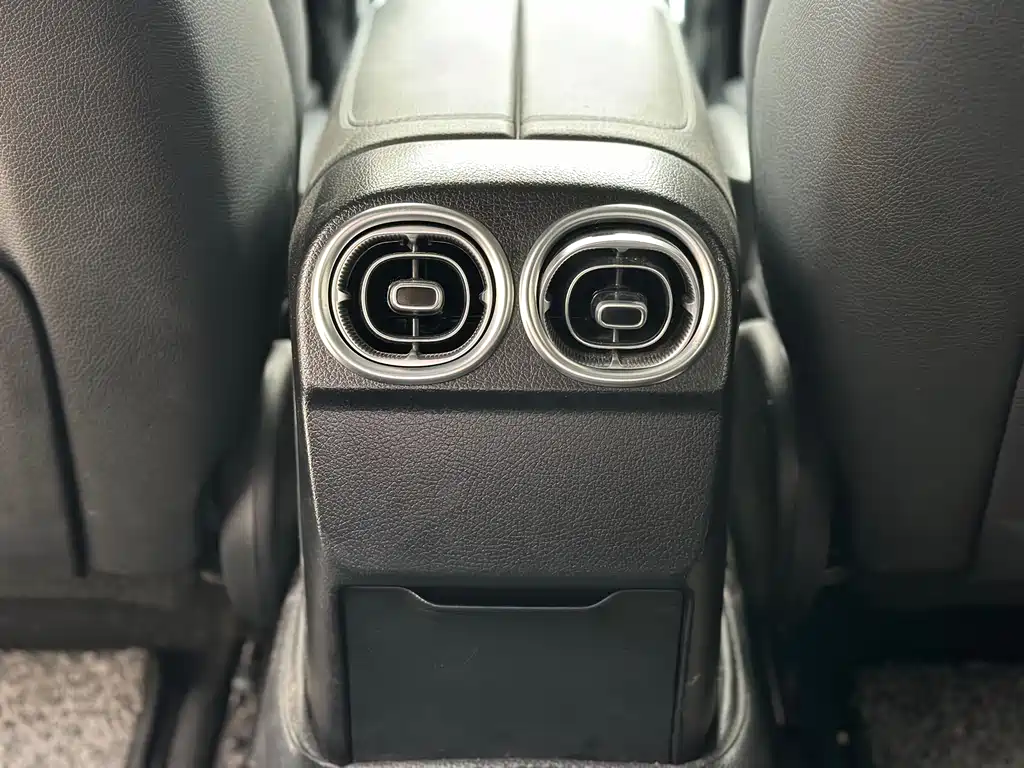 Mercedes-Benz C-Class 2023 — фото 8