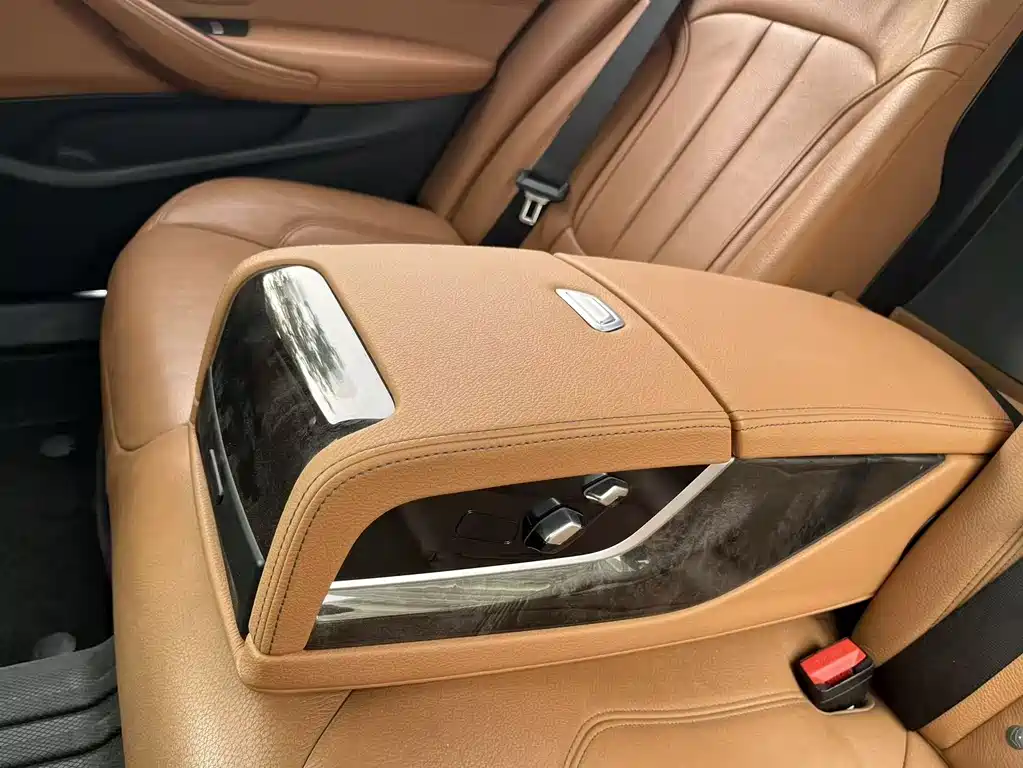 BMW 5 Series 2019 — фото 25