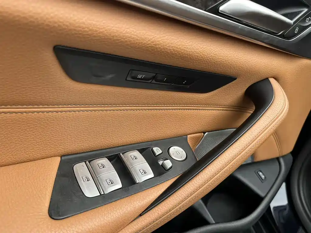 BMW 5 Series 2019 — фото 11