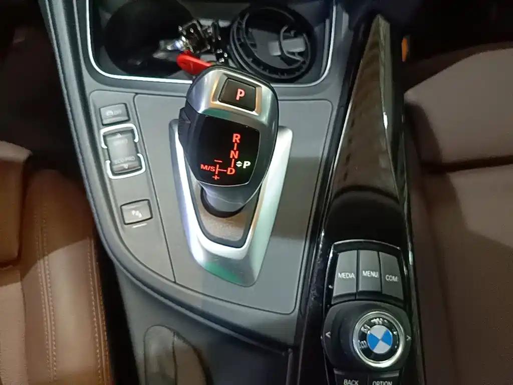 BMW 3 Series 2018 — фото 14