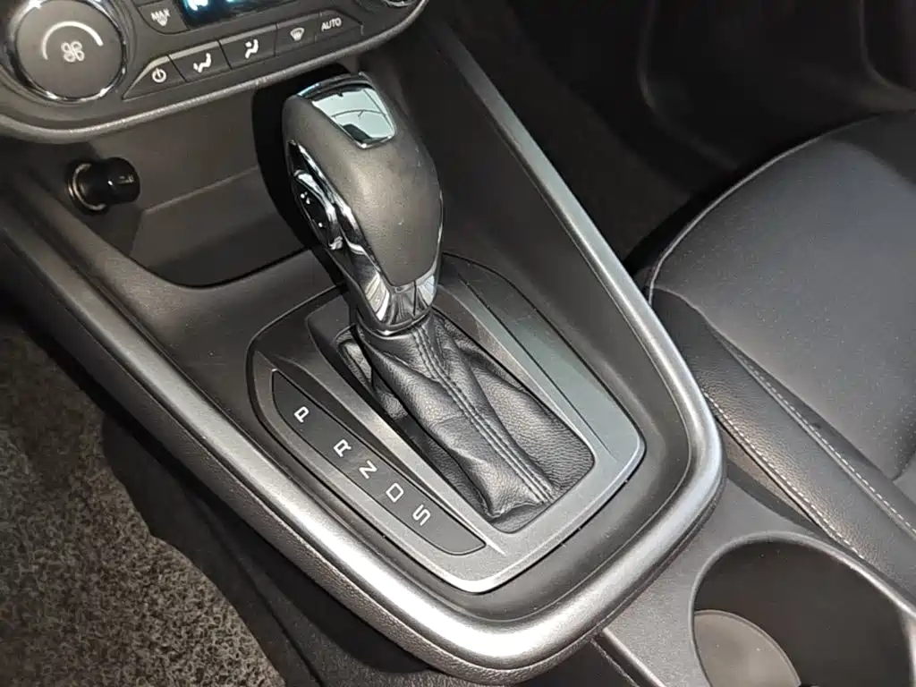 Ford Escort 2015 — фото 14