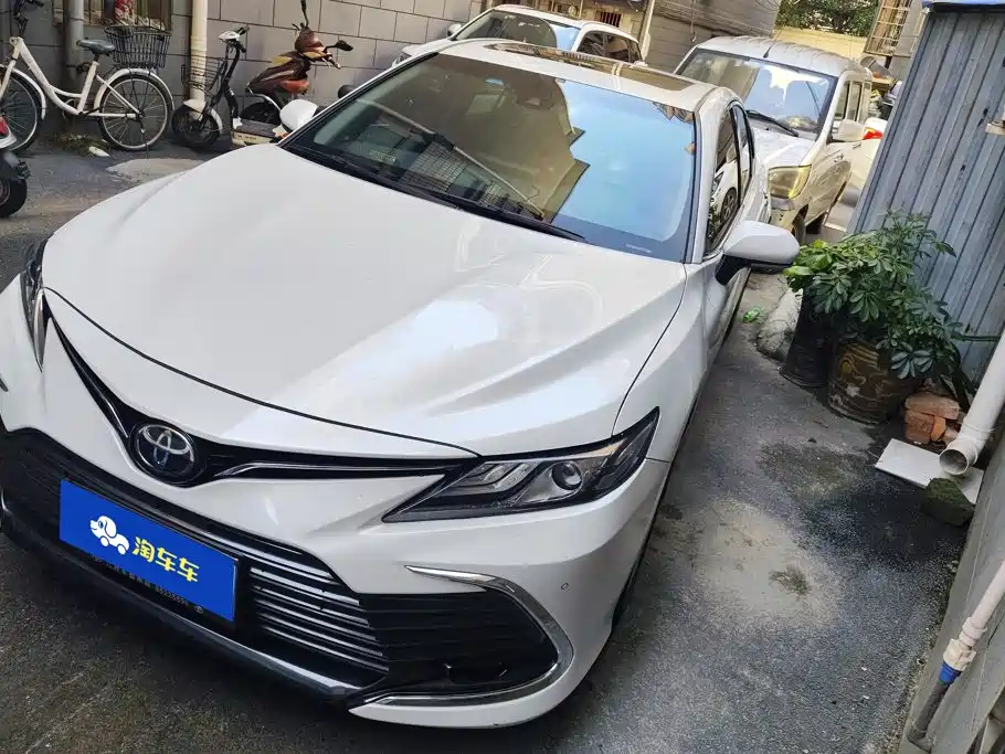 Toyota Camry 2022 — фото 1