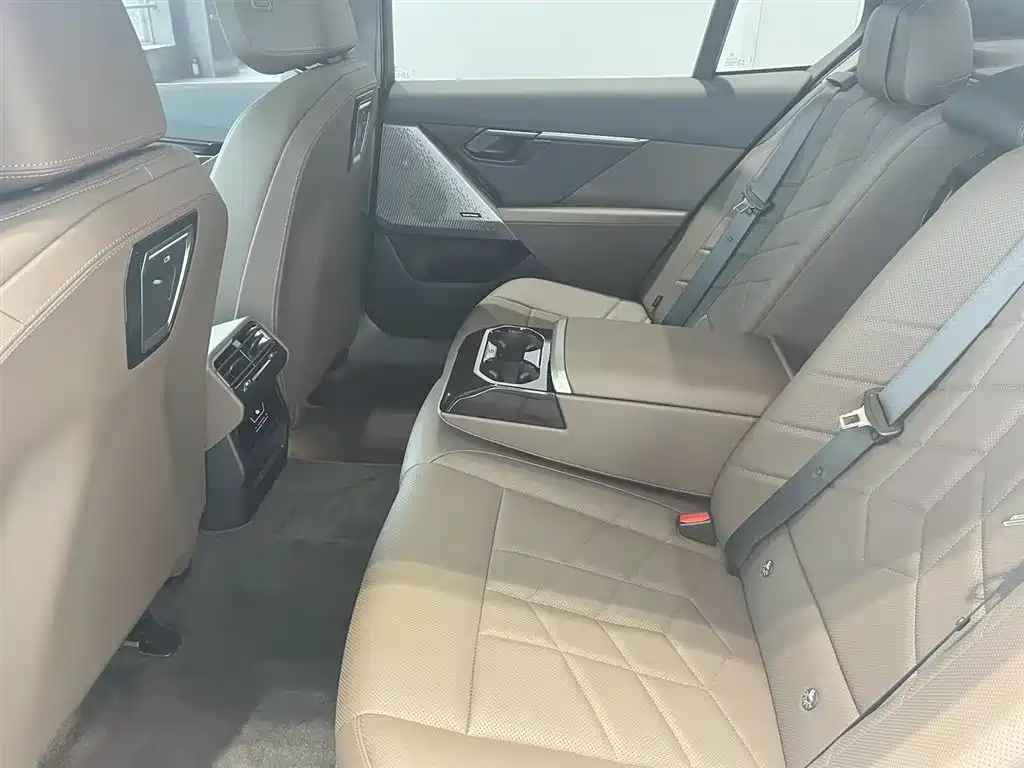 BMW 5 Series 2025 — фото 10