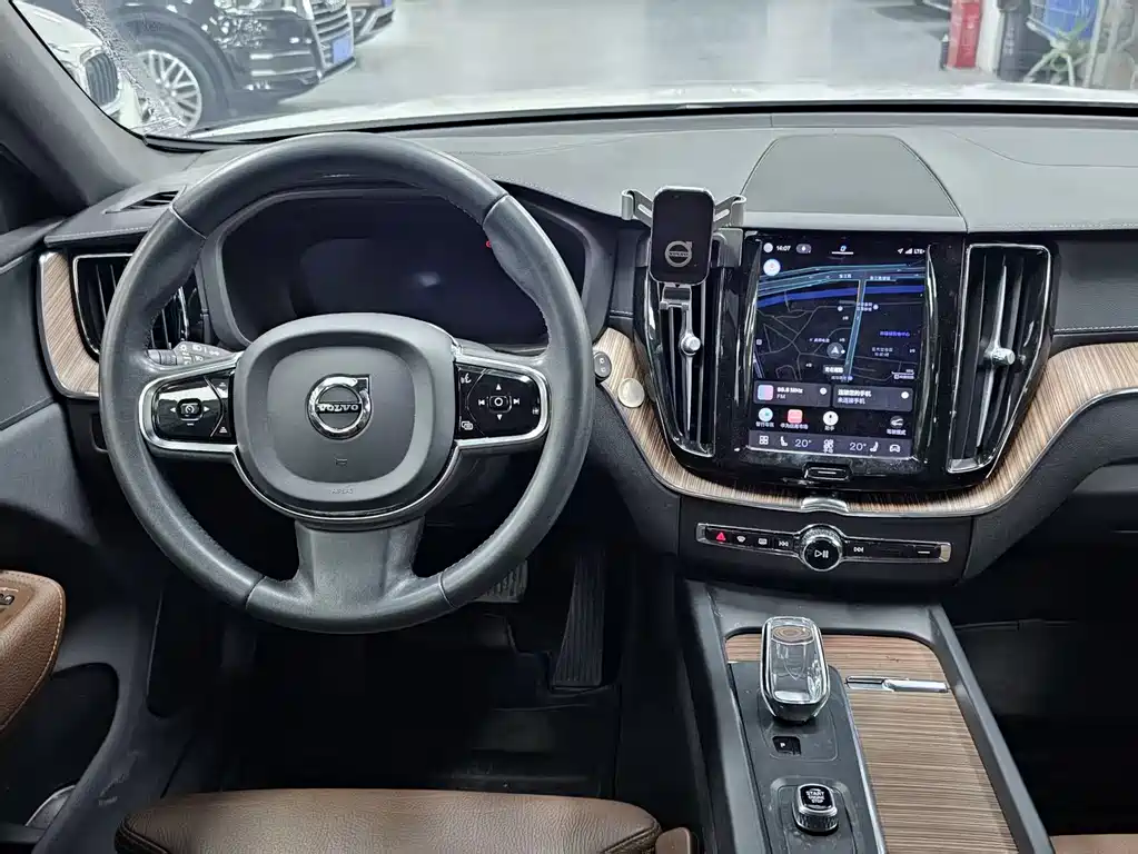 Volvo XC60 PHEV 2022 — фото 10