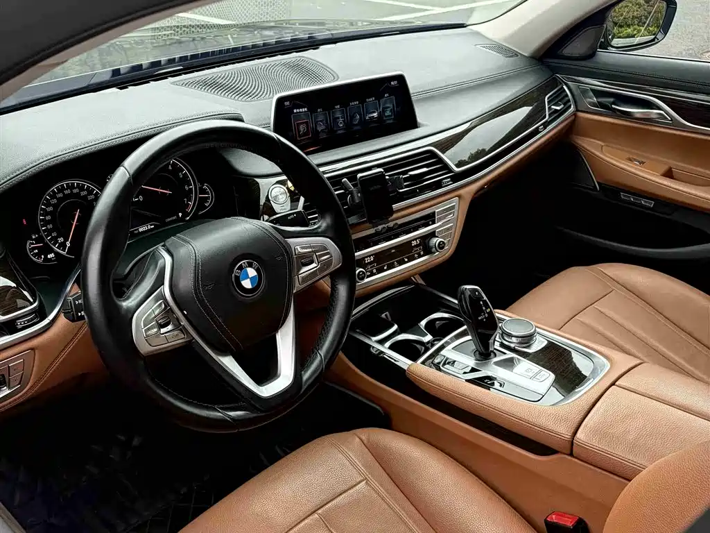BMW 7 Series 2016 — фото 11