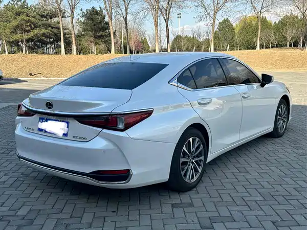 Lexus ES 2023