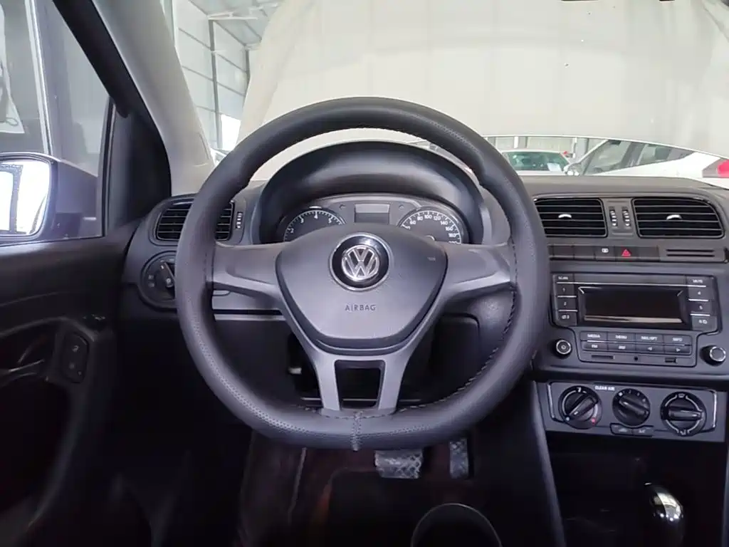 Volkswagen Polo 2016 — фото 11