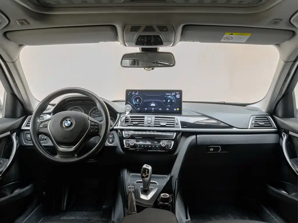 BMW 3 Series 2018 — фото 10