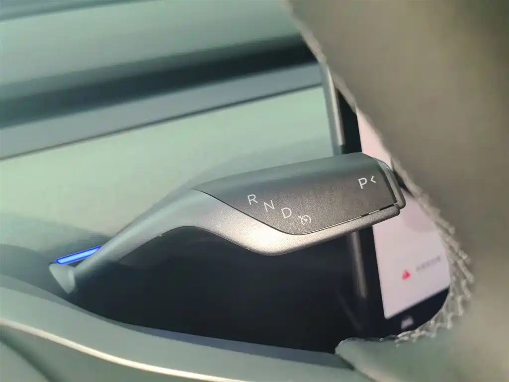 Tesla Model Y 2025 — фото 14