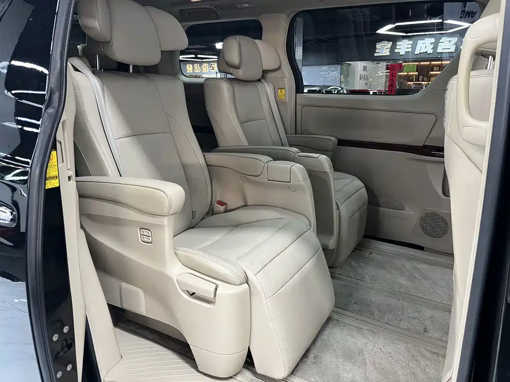 Toyota Alphard 2011 — фото 12