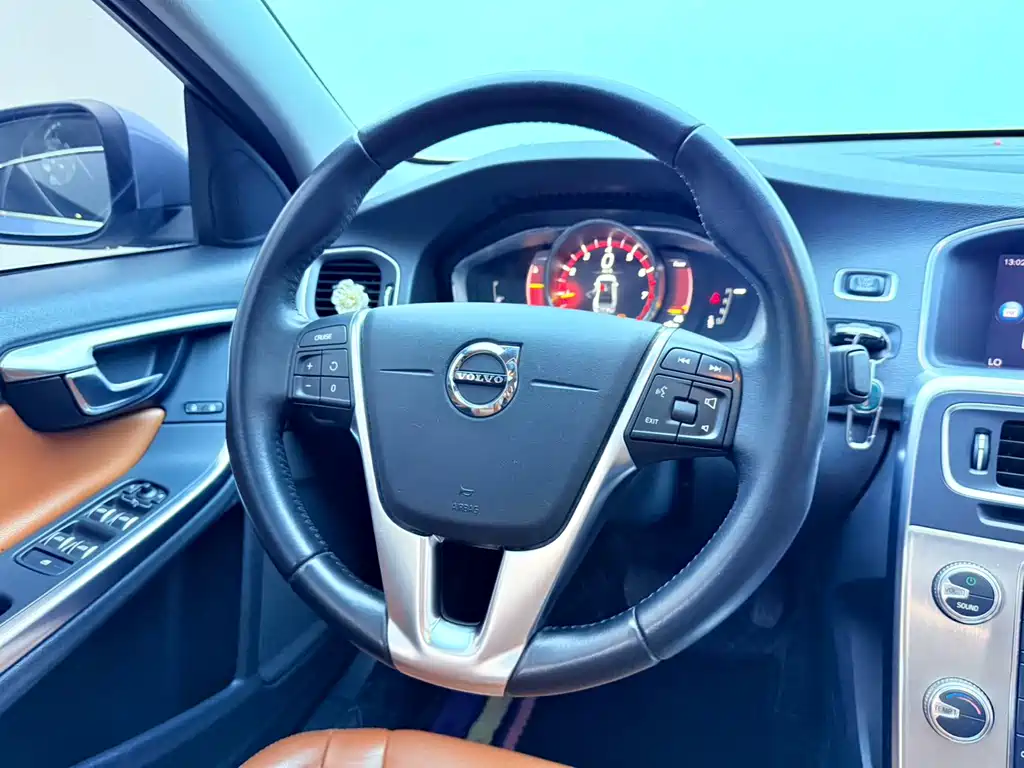 Volvo S60 2018 — фото 13