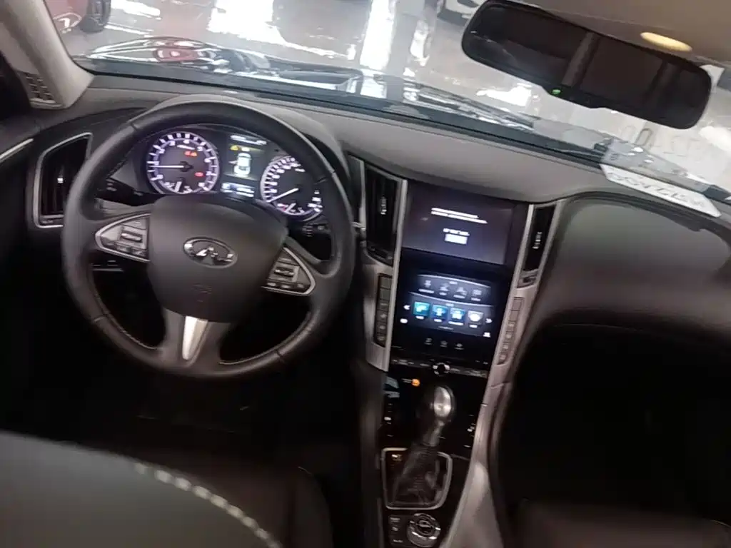 Infiniti Q50L 2017 — фото 10