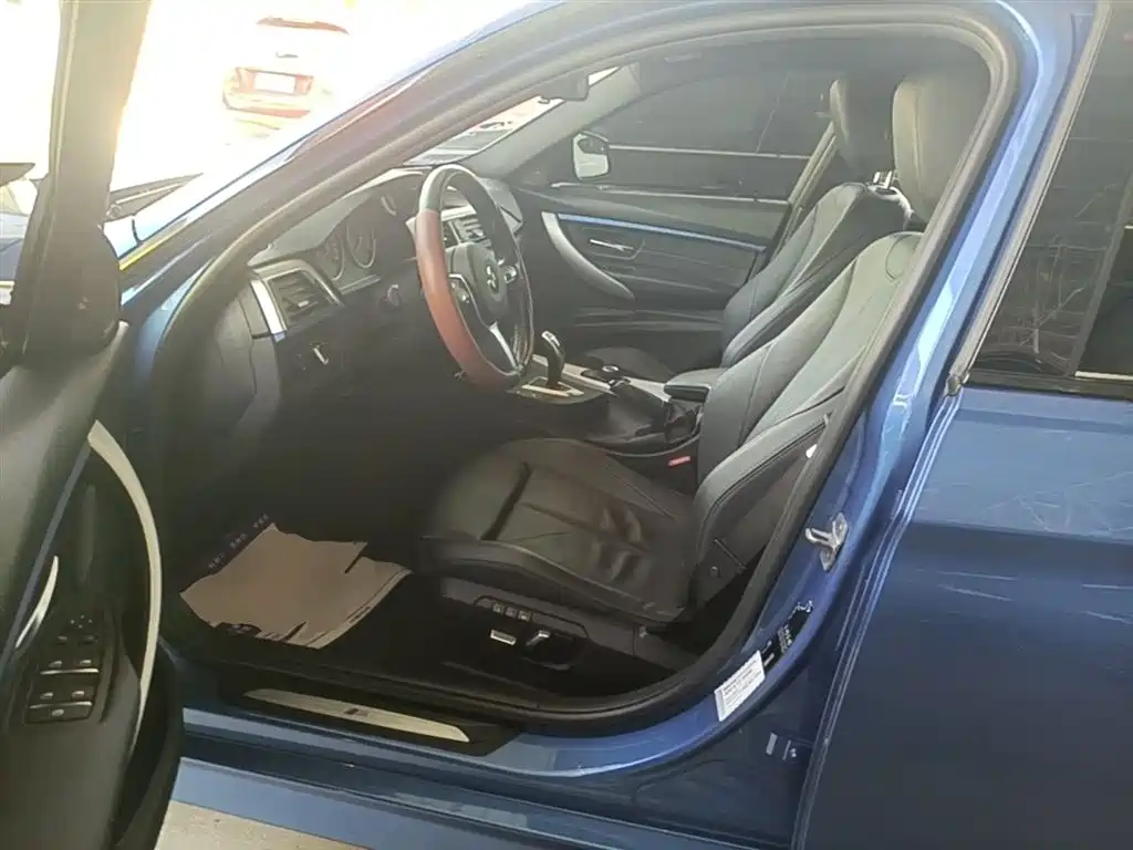 BMW 3 Series 2018 — фото 16
