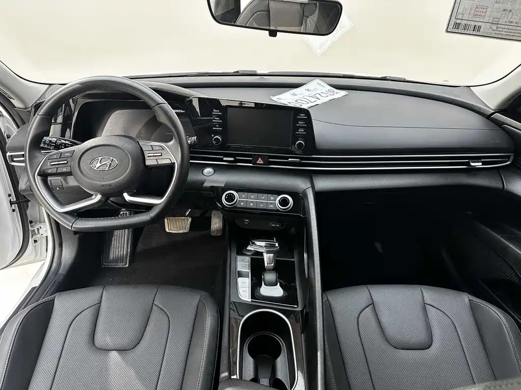 Hyundai Elantra 2022 — фото 17
