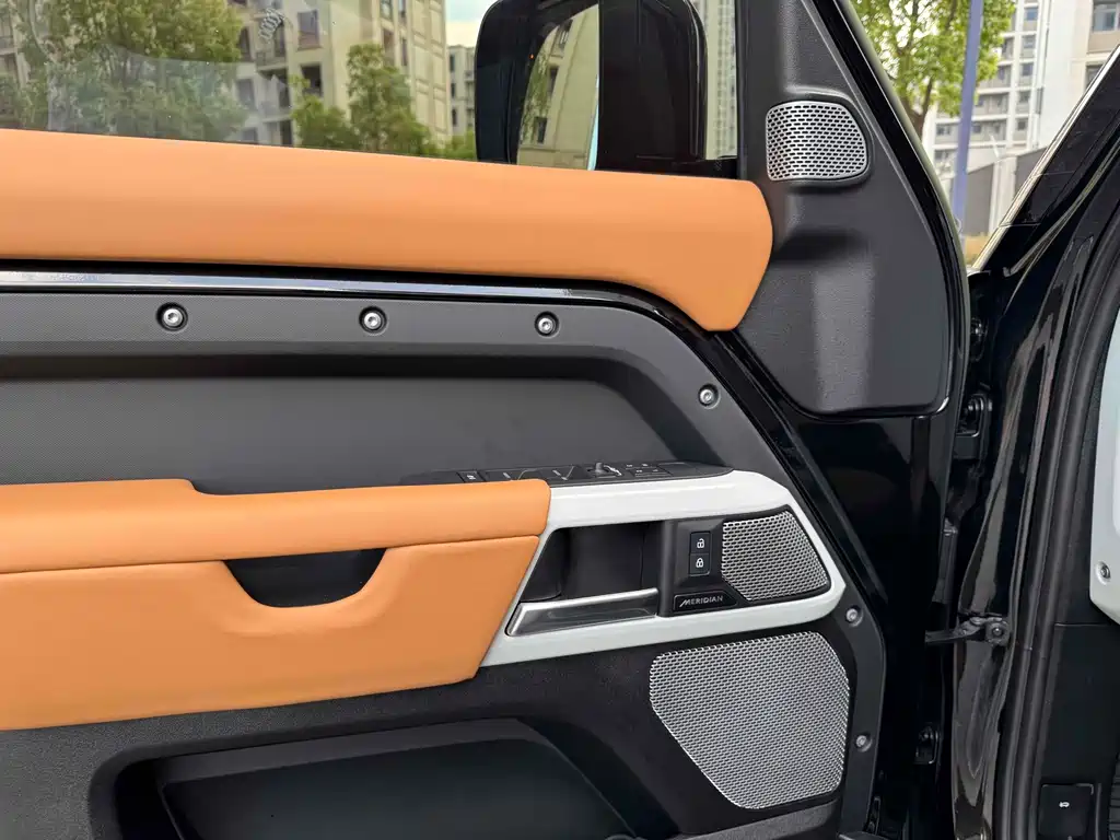 Land Rover Defender 2024 — фото 10