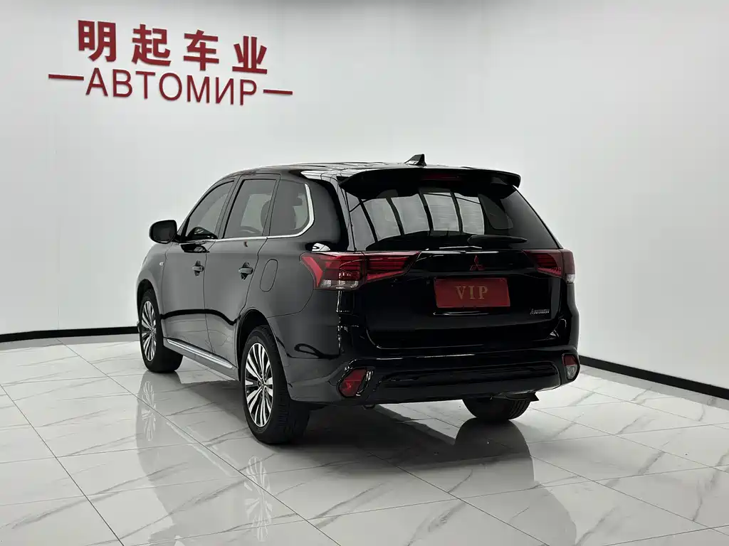 Mitsubishi Outlander 2022 — фото 8