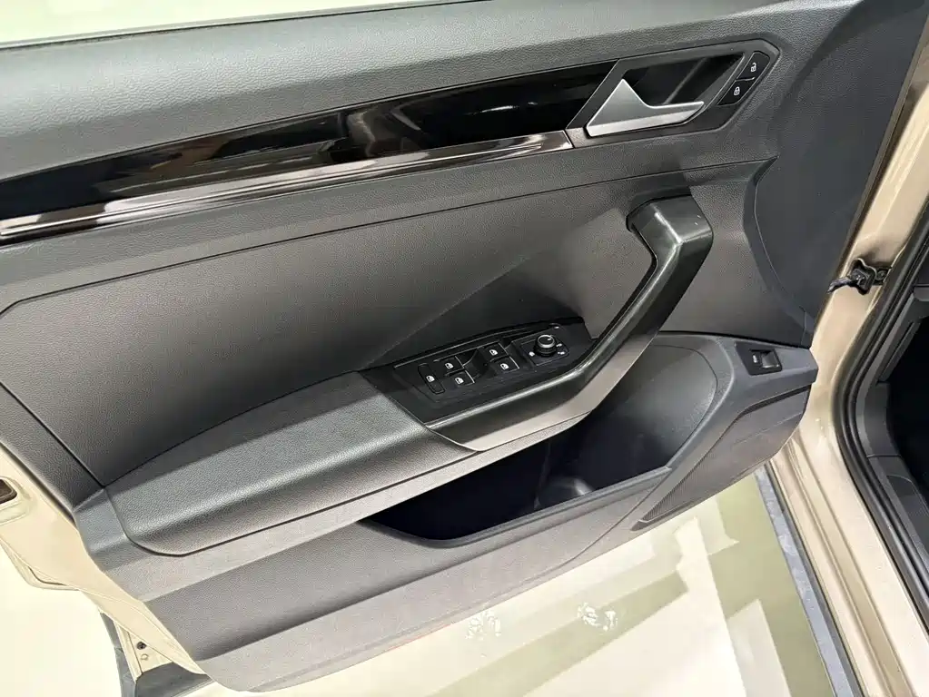 Volkswagen T-Roc 2023 — фото 13