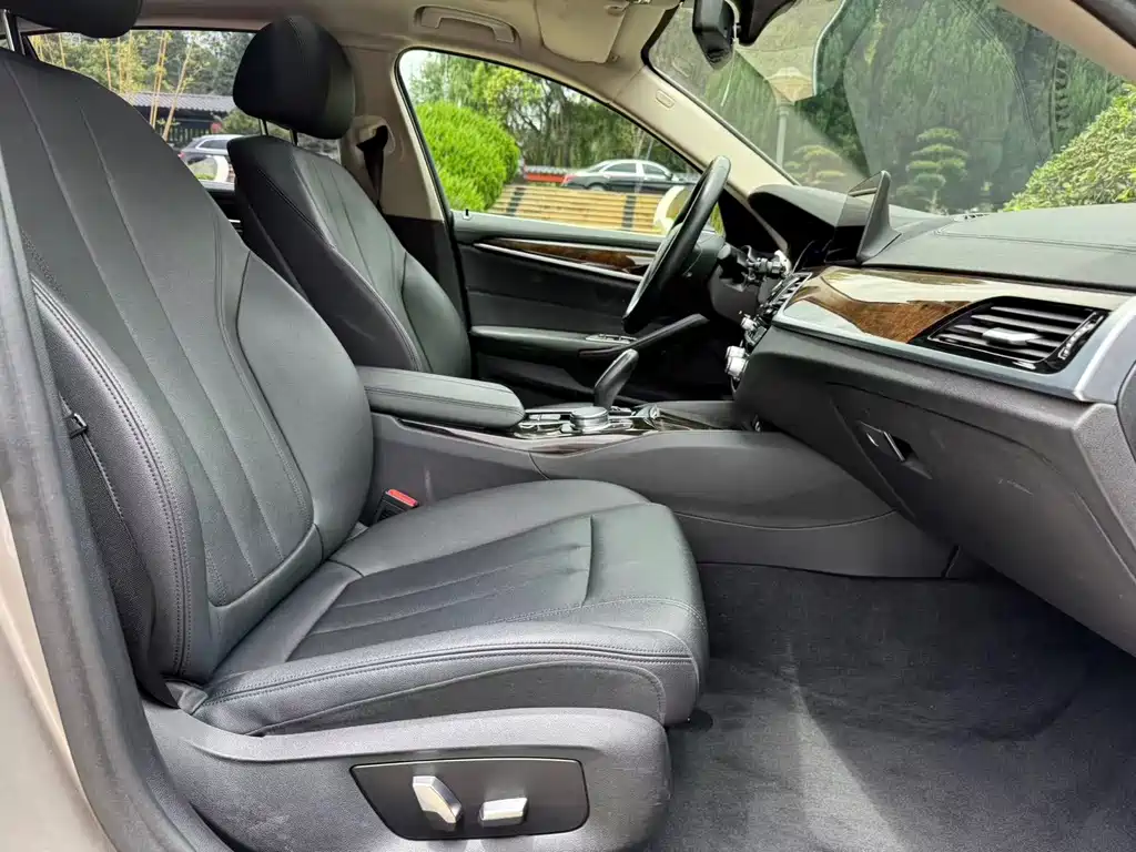 BMW 5 Series 2018 — фото 16