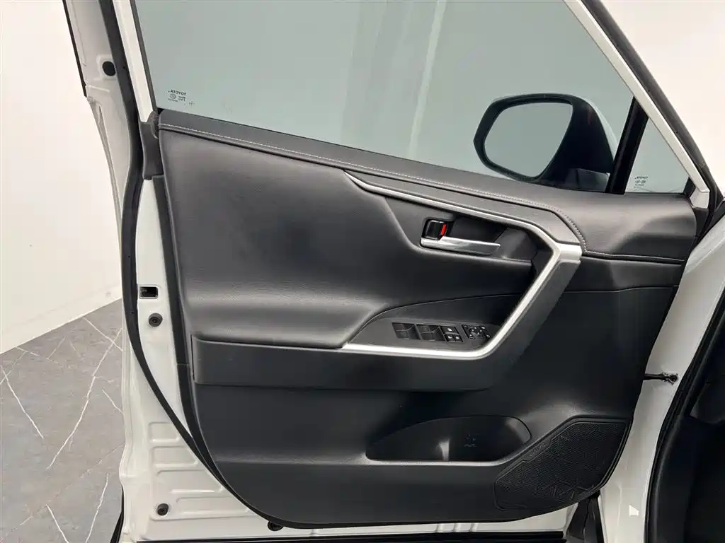 Toyota RAV4 2022 — фото 12