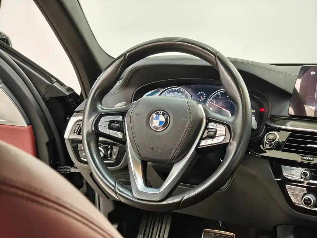 BMW 5 Series 2018 — фото 19