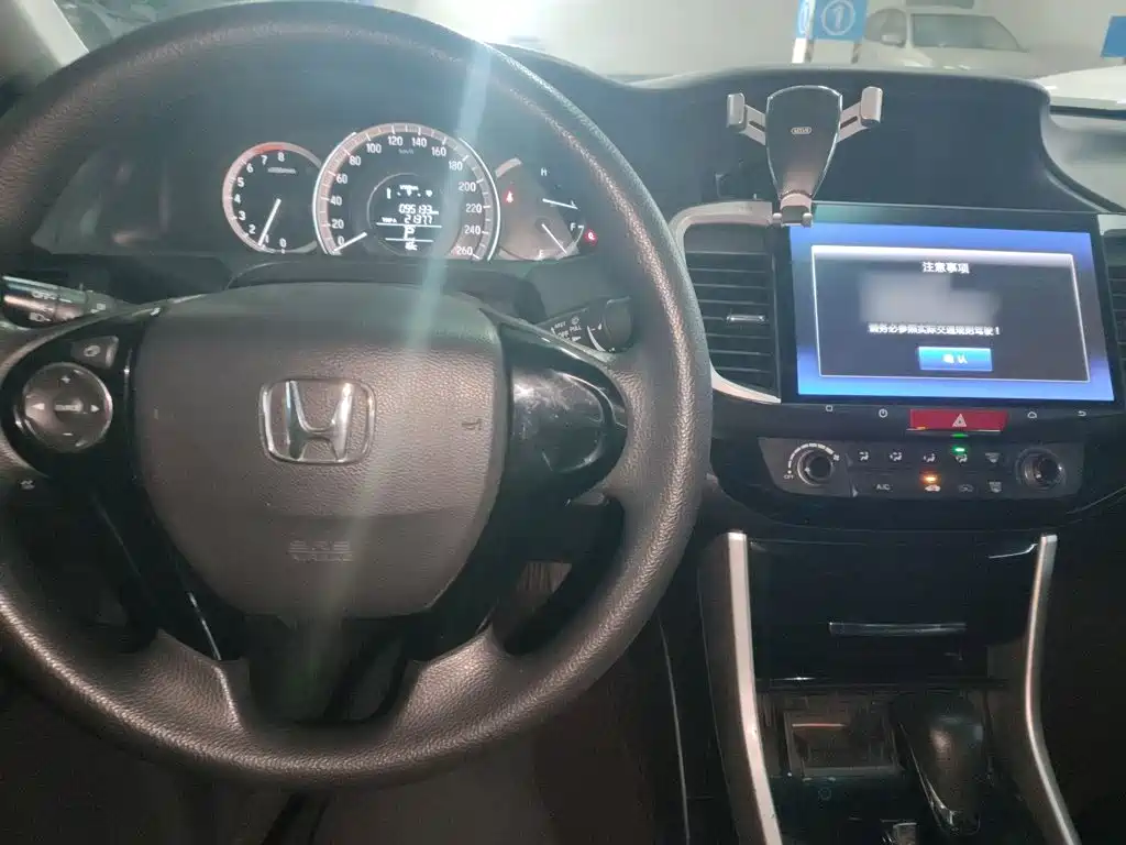 Honda Accord 2018 — фото 10