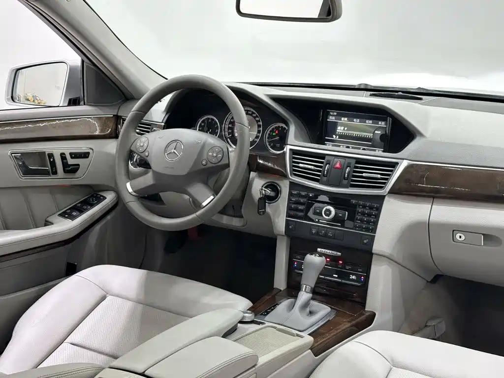Mercedes-Benz E-Class 2011 — фото 12