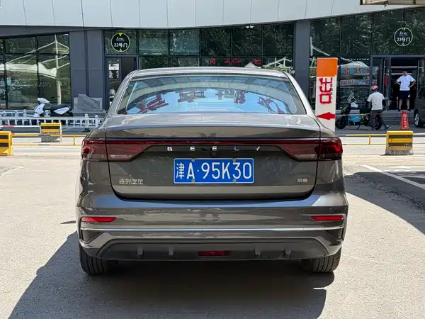 Geely Emgrand 2022