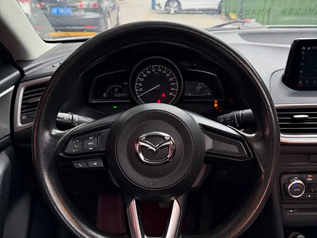 Mazda 3 Axela 2017 — фото 7