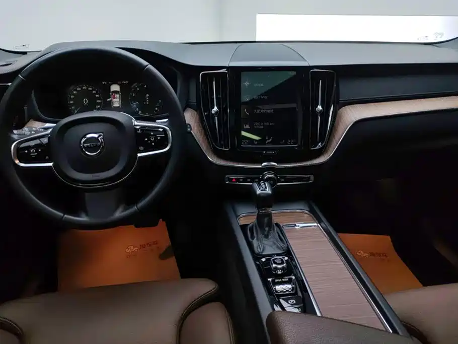 Volvo XC60 2021 — фото 12