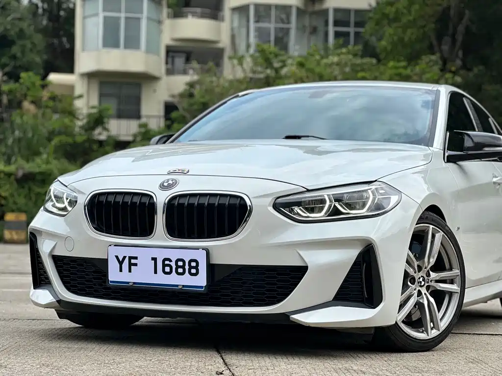 BMW 1 Series 2019 — фото 16