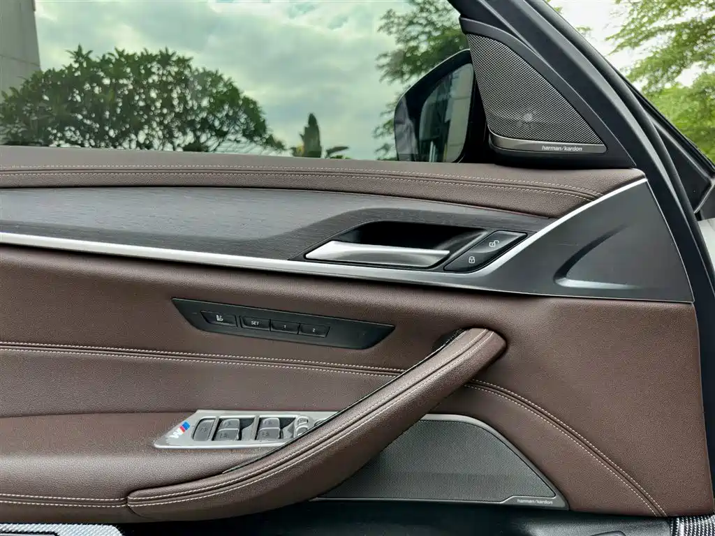 BMW 5 Series 2022 — фото 19