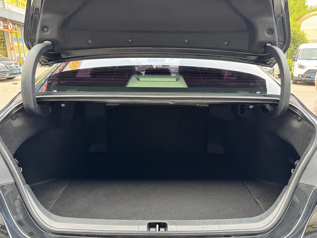 Toyota Camry 2019 — фото 18