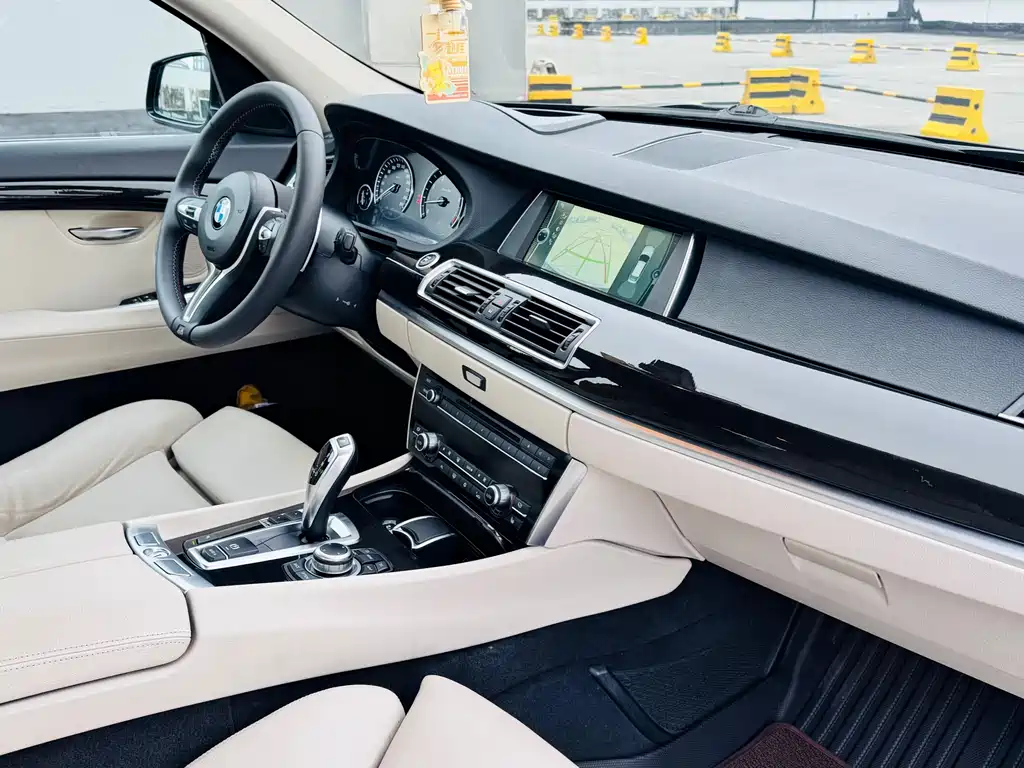 BMW 5 Series GT 2011 — фото 14
