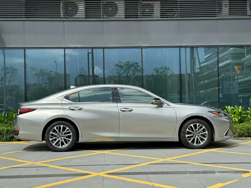 Lexus ES 2023
