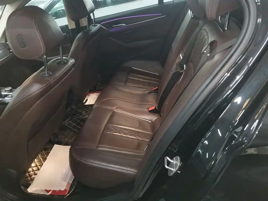 BMW 5 Series 2018 — фото 17