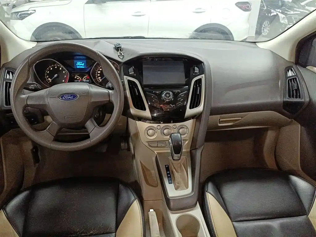 Ford Focus 2015 — фото 10