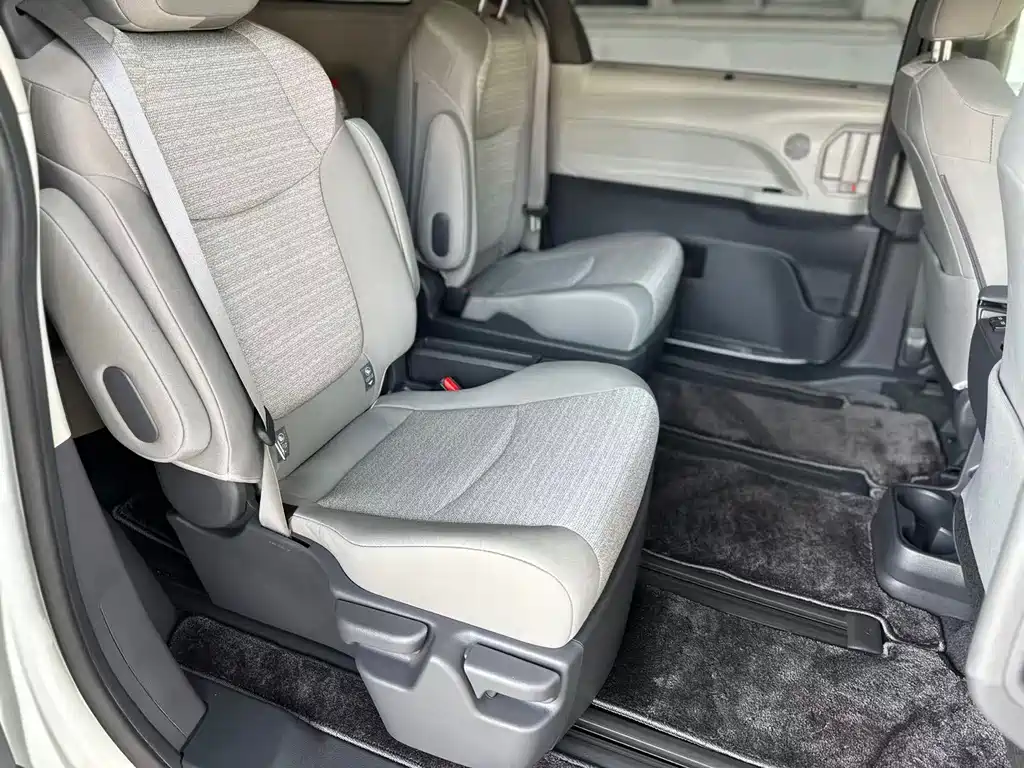 Toyota Sienna 2023 — фото 16